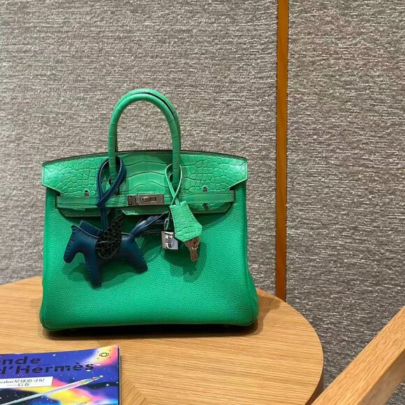 Classic Hermes Bag: A Stylish and Versatile Choice for Elegance - Picture 1 of 6